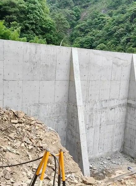 南阳宛城区重力式挡土墙